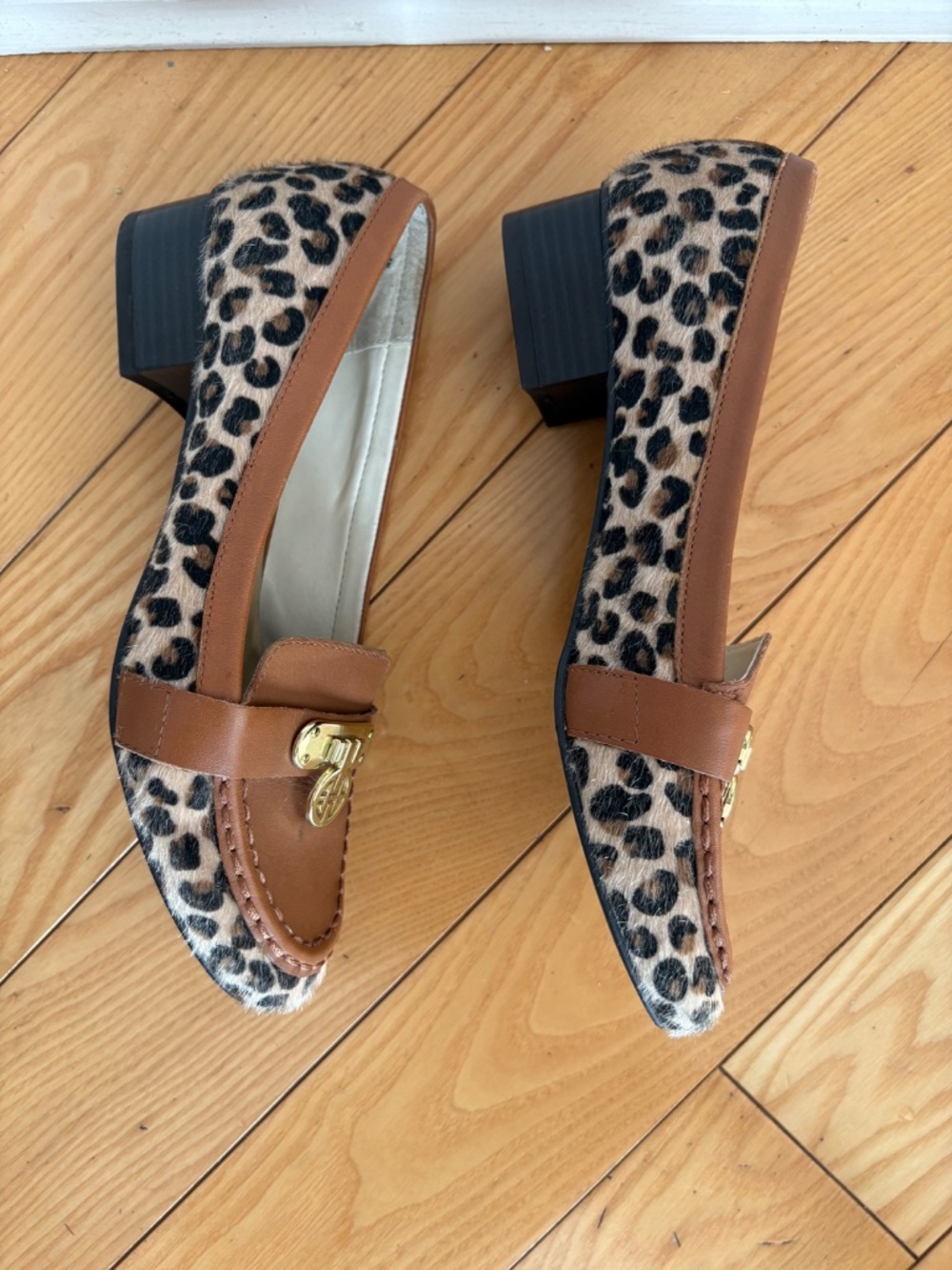 I Love Comfort Leopard Print Loafers Tan Leather Gold Medallion Heel Sz 8
